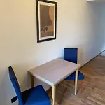 Apartment 1 Bed Flat - Sleeps 2 - Pets - Smoking On Terrace Prag