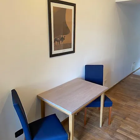 1 Bed Flat - Sleeps 2 - Pets - Smoking On Terrace 프라하