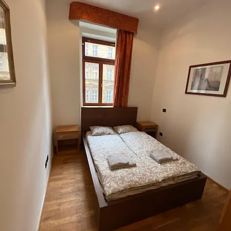 1 Bed Flat - Sleeps 2 - Pets - Smoking On Terrace