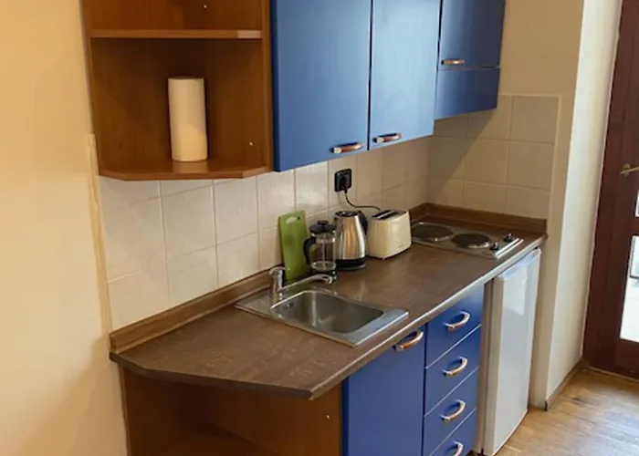 1 Bed Flat - Sleeps 2 - Pets - Smoking On Terrace